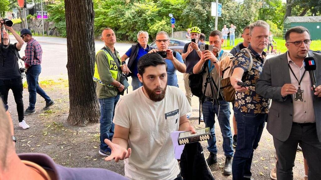 מול שגרירות ישראל בשבדיה : נערכים להצית ספר תורה