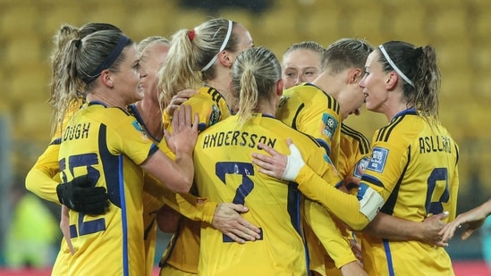 Les joueuses suédoises célèbrent après que la défenseuse suédoise #13 Amanda Ilestedt (invisible) ait marqué le deuxième but de son équipe avec ses coéquipières lors de la Coupe du monde féminine Australie et Nouvelle-Zélande 2023 (AFP).