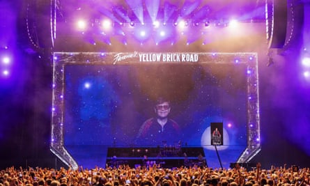 Elton John se produit sur scène lors de la dernière étape de sa tournée Farewell Yellow Brick Road.