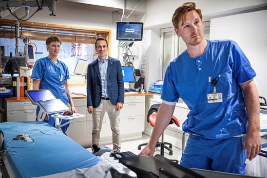 De nombreux hôpitaux ont déjà du mal à pourvoir tous les postes vacants. Pendant l'été, cette situation est mise à l'épreuve. La photo montre les infirmiers Emma Faxér et Joel Uhlin à la clinique cardiaque de l'hôpital.