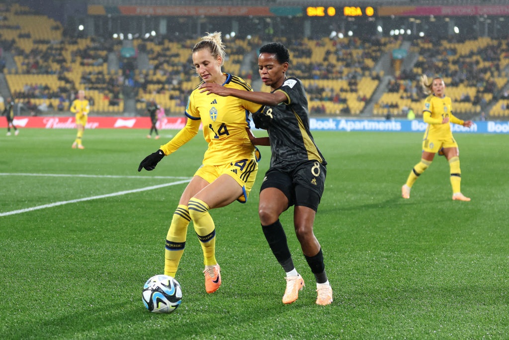 WELLINGTON, NOUVELLE-ZÉLANDE - 23 JUILLET : Nathalie Bjorn (Suède) contrôle le ballon contre Hildah Magaia (Afrique du Sud) lors du match du Groupe G de la Coupe du Monde Féminine de la FIFA, Australie et Nouvelle-Zélande 2023 entre la Suède et l'Afrique du Sud au Wellington Regional Stadium le 23 juillet 2023 à Wellington, Nouvelle-Zélande. (Photo par Catherine Ivill/Getty Images)