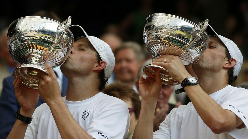 Les frères Mike et Bob Bryan embrassent les bosses après leur victoire à Wimbledon 2013.