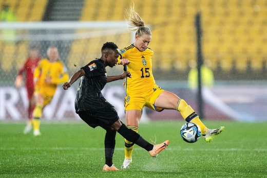 Rebecka Blomqvist dans un duel lors de la première Coupe du Monde de la Suède contre l'Afrique du Sud (2-1).