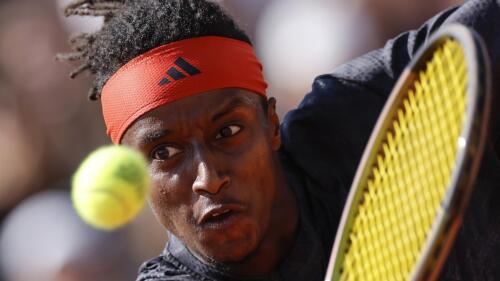 Le Suédois Mikael Ymer joue un coup contre l'Italien Lorenzo Musetti lors de leur match du premier tour des Internationaux de France de tennis au stade Roland Garros à Paris, dimanche 28 mai 2023. (AP Photo/Jean-Francois Badias)