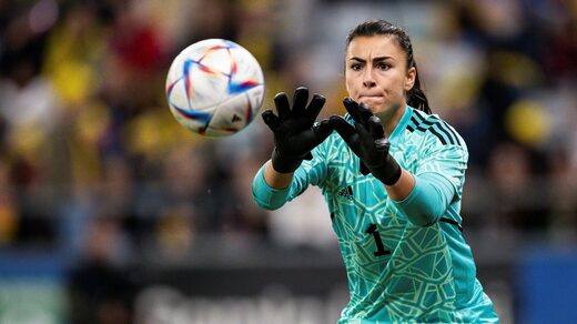 Dans son club de Chelsea, Zecira Musovic est en concurrence avec la gardienne de but de l'équipe nationale allemande, Ann-Katrin Berger, pour une place de titulaire. Malgré un temps de jeu limité, la gardienne internationale suédoise pense que la meilleure chose pour elle est de rester dans le club londonien : 