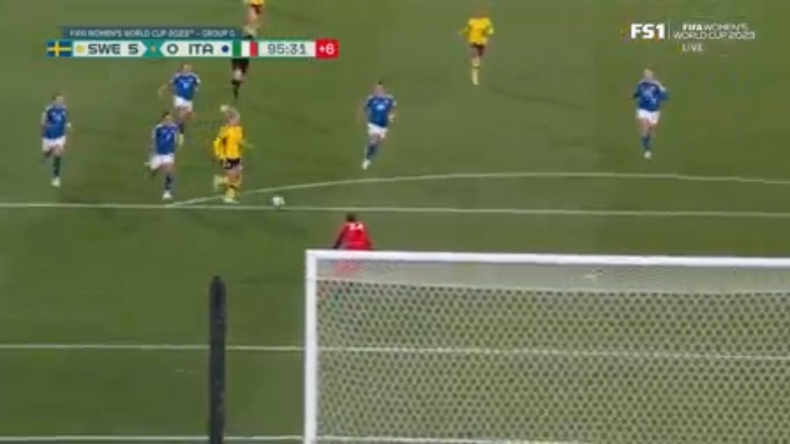 La Suédoise Rebecka Blomqvist marque un but contre l'Italie à la 90+6'.