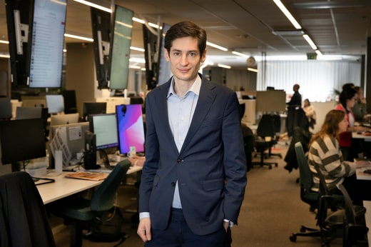 Peter Wolodarski, rédacteur en chef et éditeur de Dagens Nyheter, estime que les publicités frauduleuses constituent un problème majeur pour la société.