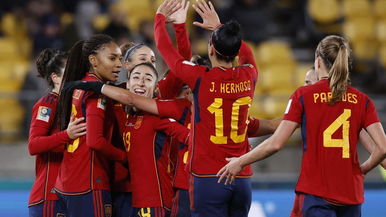 L'Espagnole Esther González célèbre le troisième but de la Roja avec ses coéquipières contre le Costa Rica.