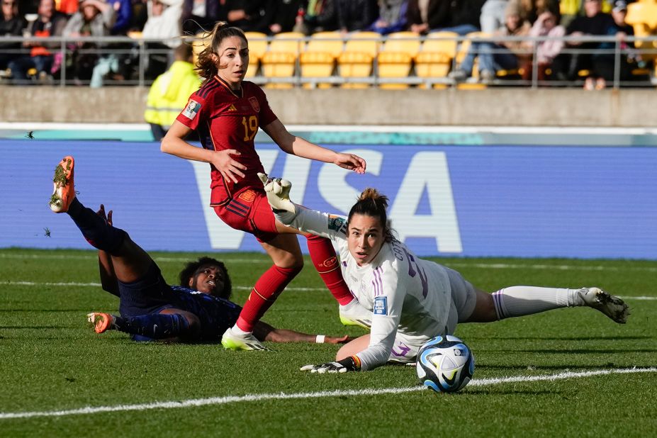 La gardienne espagnole Cata Coll et la défenseuse Olga Carmona regardent un tir de la Néerlandaise Lineth Beerensteyn passer à côté pendant les prolongations.