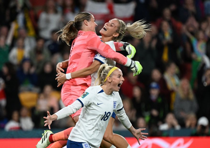 Chloe Kelly (Angleterre), en bas, célèbre avec ses coéquipières Mary Earps (gauche) et Rachel Daly après avoir marqué le penalty victorieux contre le Nigeria en huitième de finale le 7 août. <a href=
