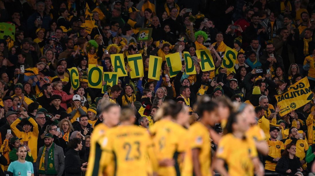 Des supporters australiens brandissent des pancartes pendant le match à Sydney. L'équipe est surnommée les Matildas.