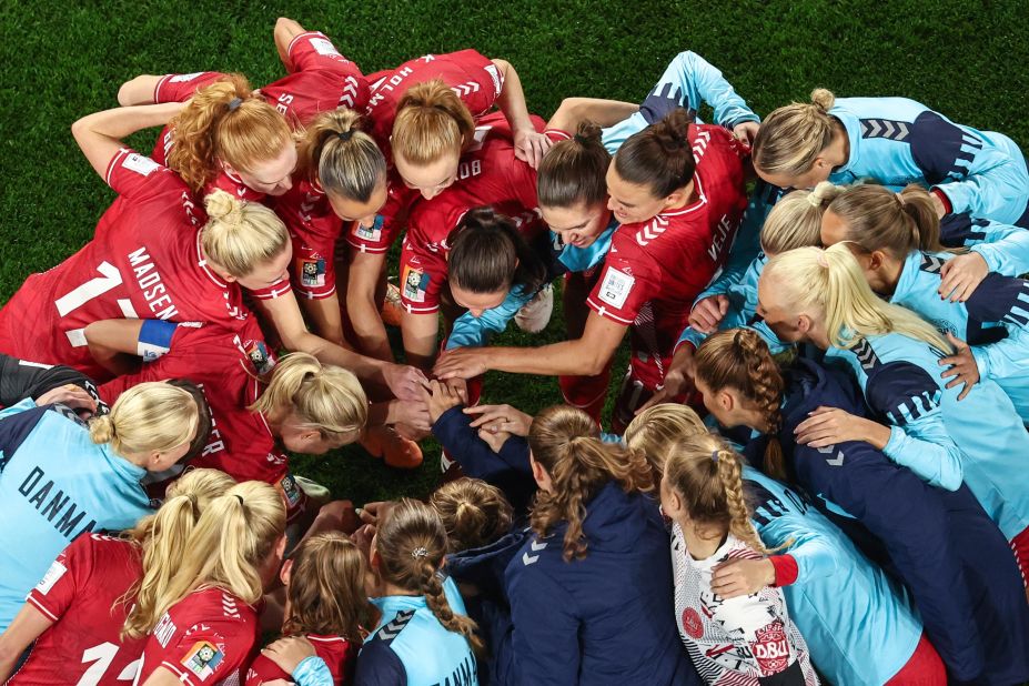 Les joueuses du Danemark se rassemblent avant le match contre l'Australie.