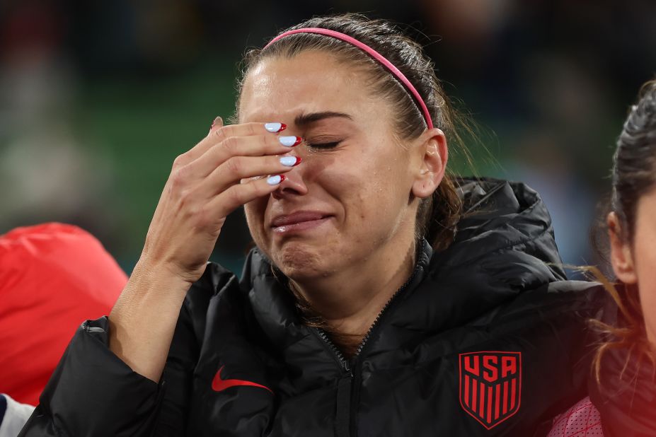 La star américaine Alex Morgan pleure après la défaite contre la Suède.