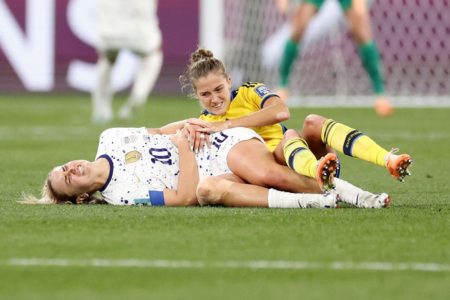 Le milieu de terrain américain Lindsey Horan grimace de douleur après un choc.