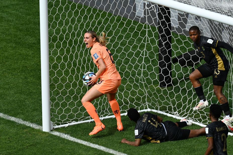 La Néerlandaise Jill Roord célèbre son but lors de la victoire 2-0 de son équipe sur l'Afrique du Sud le 6 août. Grâce à cette victoire, les Néerlandaises se sont qualifiées pour les quarts de finale.