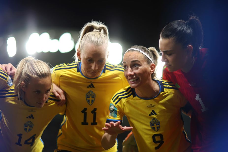 La capitaine suédoise Kosovare Asllani parle à ses coéquipières avant le match contre les Etats-Unis.