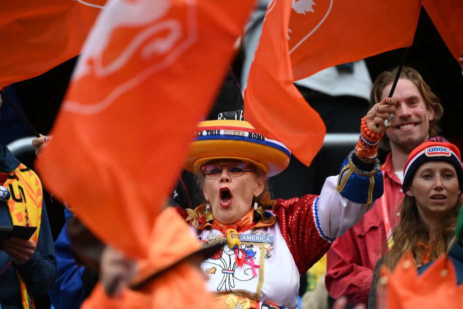 Les supporters des Pays-Bas applaudissent avant le début du match contre l'Afrique du Sud.