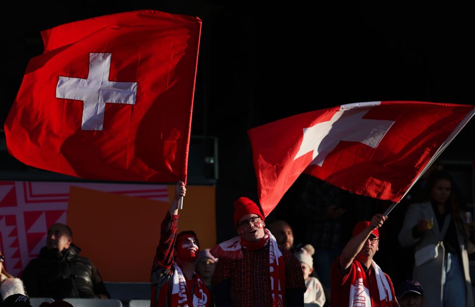 Les spectateurs montrent leur soutien pendant le match entre l'Espagne et la Suisse.