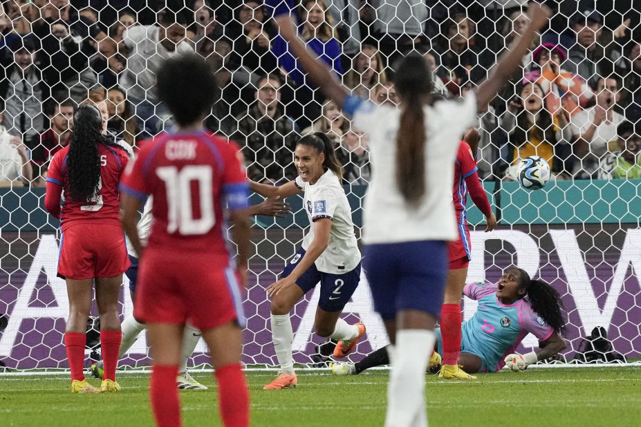 Maëlle Lakrar (France) célèbre le premier but de son équipe contre le Panama. 
