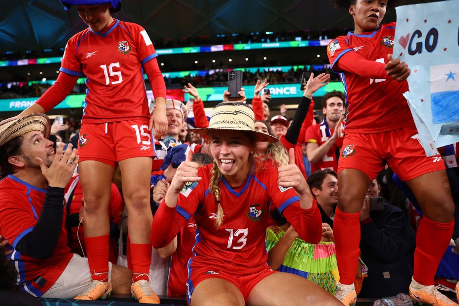 Les joueuses du Panama passent du temps avec les fans après le match contre la France. C'était la première année que le Panama participait à une Coupe du monde féminine.