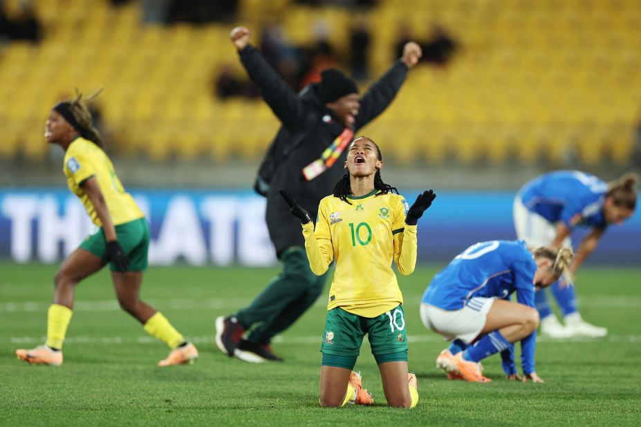 Linda Motlhalo d'Afrique du Sud célèbre le premier but de son équipe.