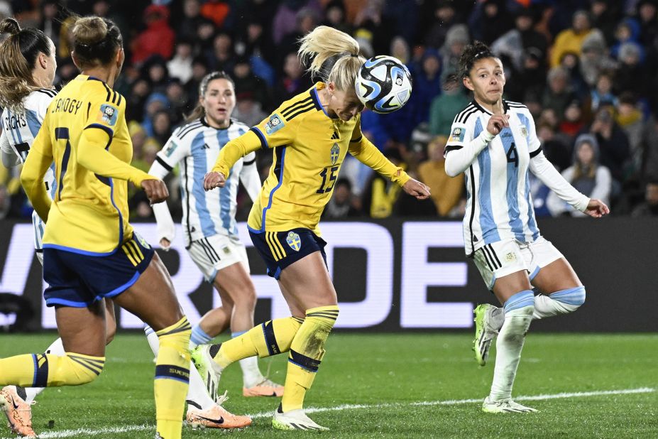 La Suédoise Rebecka Blomqvist marque un but de la tête contre l'Argentine.