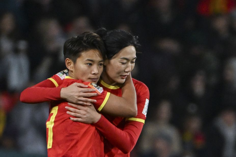 L'attaquant chinois Wang Shuang, à gauche, célèbre avec Yang Lina après avoir marqué contre l'Angleterre.