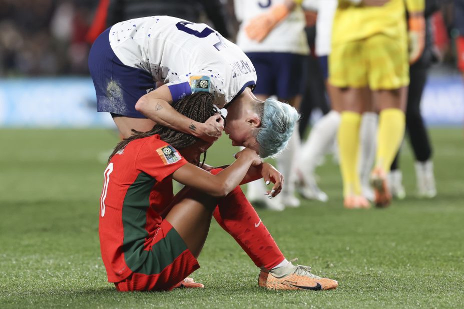 Megan Rapinoe console Jessica Silva (Portugal) après le tirage au sort qui a éliminé le Portugal de la compétition.