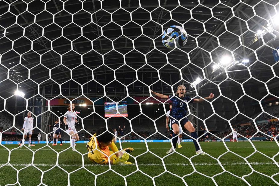 L'attaquante néerlandaise Katja Snoeijs célèbre le premier but de son équipe, marqué par Lieke Martens.