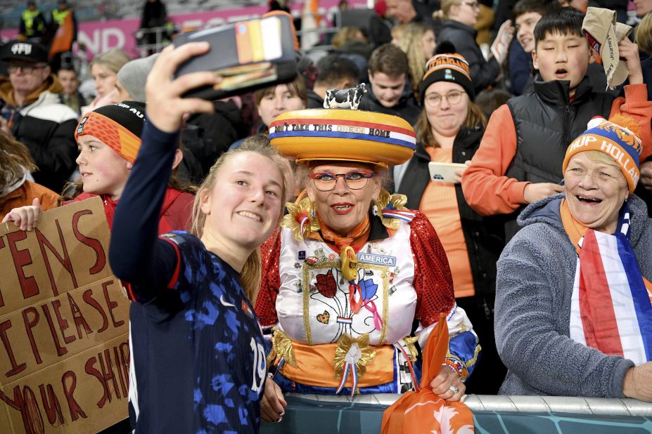 Le milieu de terrain néerlandais Wieke Kaptein prend un selfie avec des supporters après la victoire 7-0 des Pays-Bas sur le Vietnam et leur qualification pour la phase à élimination directe.