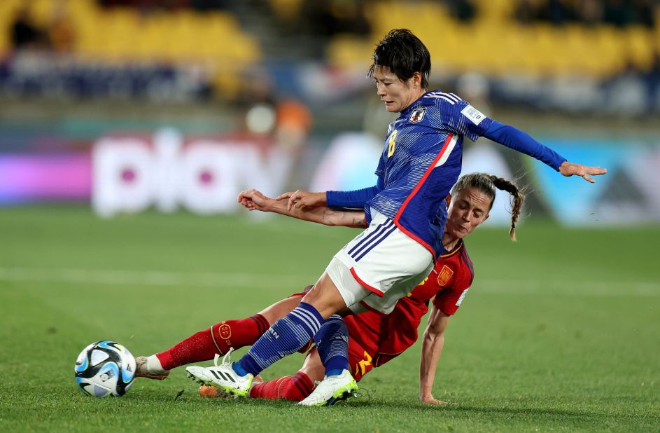 Hikaru Naomoto (Japon) et Ona Batlle (Espagne) se disputent le ballon.