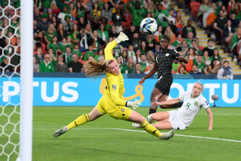 Asisat Oshoala du Nigeria, au centre, manque une occasion contre l'Irlande.