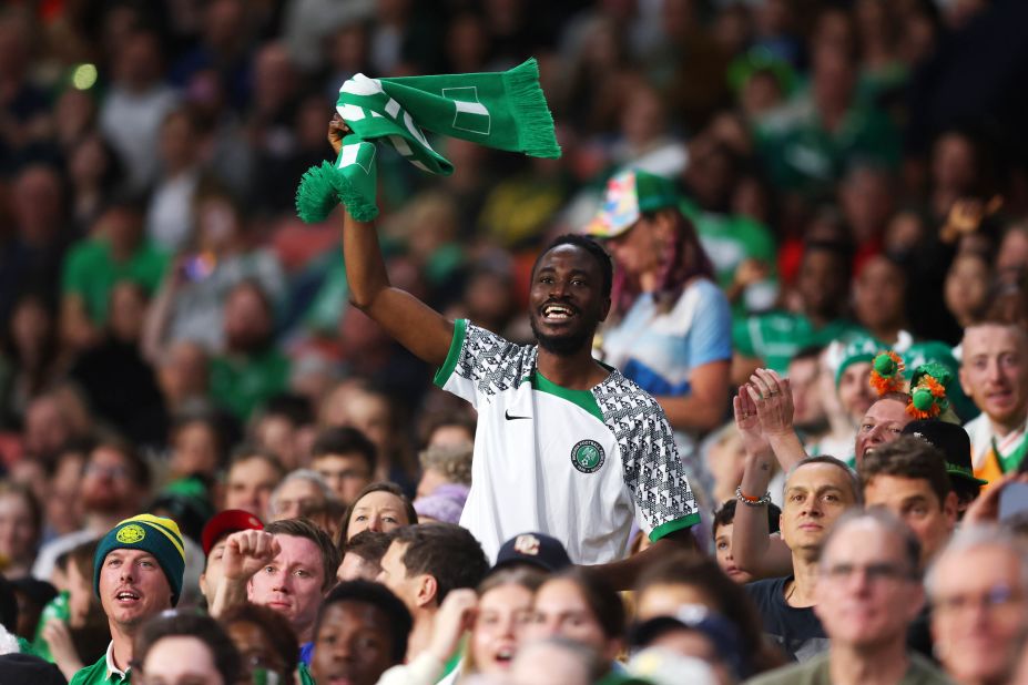 Un supporter montre son soutien à l'équipe nigériane pendant le match à Brisbane, Australie.