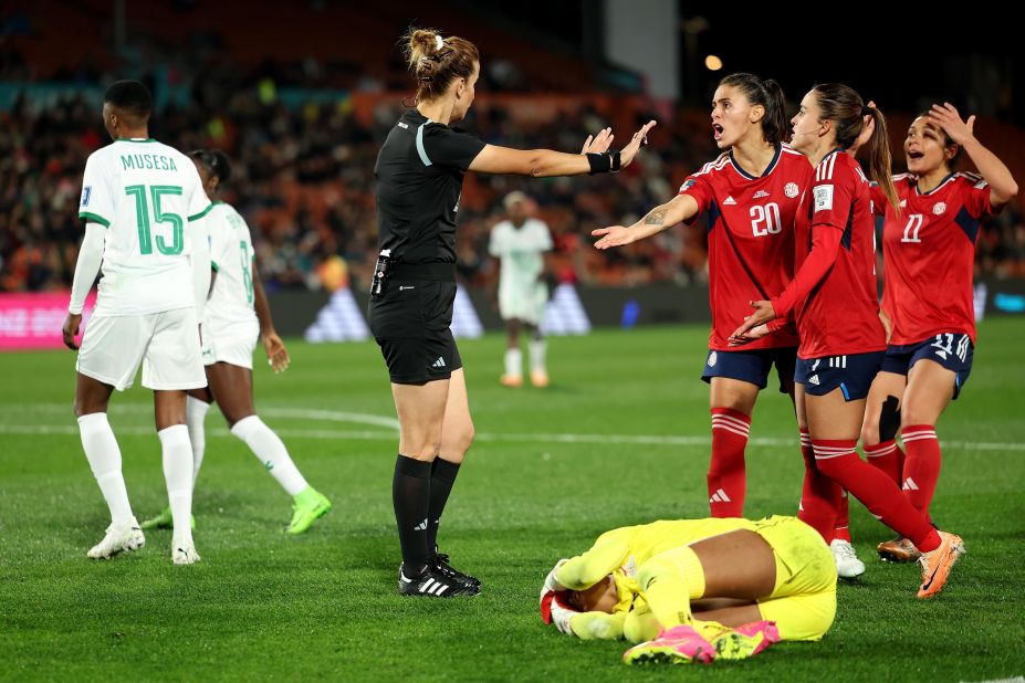Les joueurs du Costa Rica font appel à l'arbitre Bouchra Karboubi avant un contrôle VAR le 31 juillet. La Zambie a battu le Costa Rica 3-1. Il s'agit de la première victoire de la Zambie en Coupe du Monde Féminine.