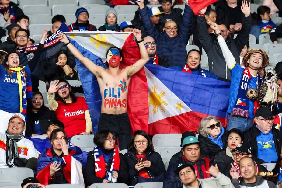 Les supporters philippins encouragent leur équipe avant le match contre la Norvège.