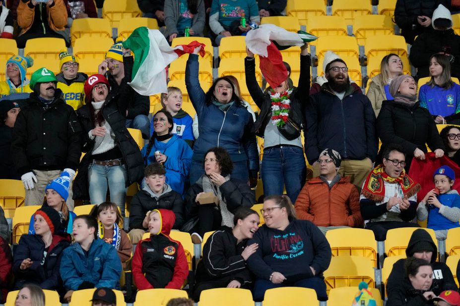 Des supporters italiens applaudissent avant le match de leur équipe contre la Suède à Wellington, Nouvelle-Zélande.