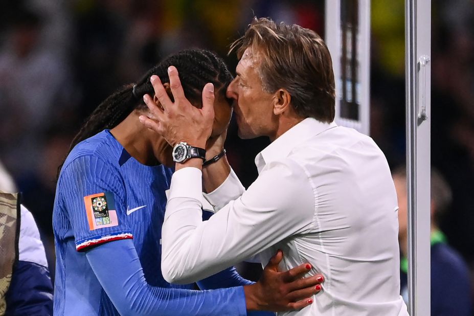 Le sélectionneur français Hervé Renard embrasse la défenseuse Wendie Renard sur le front après son but victorieux.
