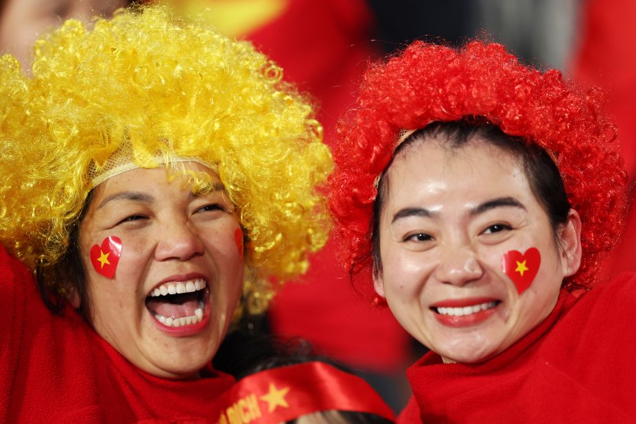 Les supporters vietnamiens montrent leur soutien avant le match contre le Portugal.