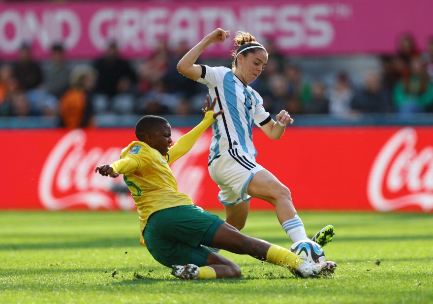 Bambanani Mbane de l'Afrique du Sud se glisse pour un tacle contre Mariana Larroquette de l'Argentine le 28 juillet. Le match s'est terminé par un match nul 2-2.