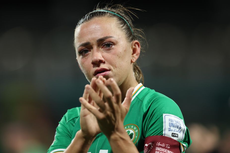 La joueuse irlandaise Katie McCabe applaudit les fans après le match contre le Canada.