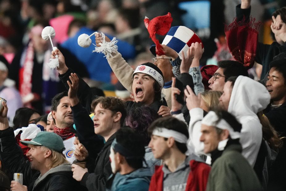 Des supporters japonais réagissent pendant le match contre le Costa Rica, qui s'est déroulé au stade Forsyth Barr à Dunedin, Nouvelle-Zélande.