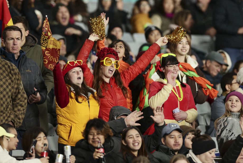 Des supporters espagnols assistent au match contre la Zambie à l'Eden Park d'Auckland, Nouvelle-Zélande.