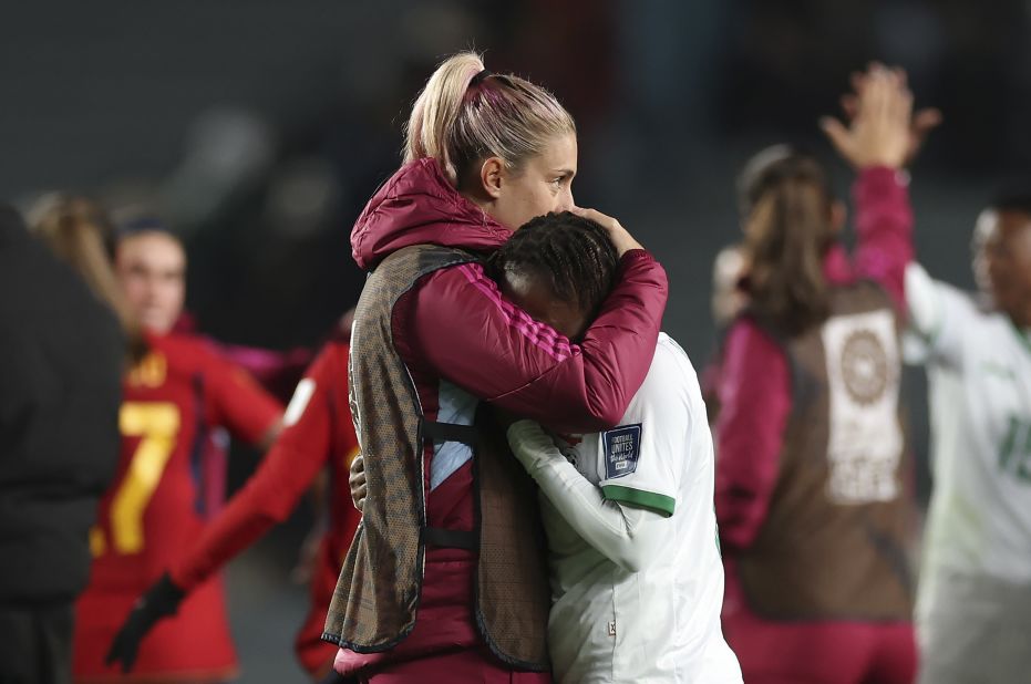 Alexia Putellas (Espagne) console Mary Wilombe (Zambie) après le match. La Zambie avait encore un match à jouer, mais elle n'allait pas pouvoir se qualifier pour la phase à élimination directe.