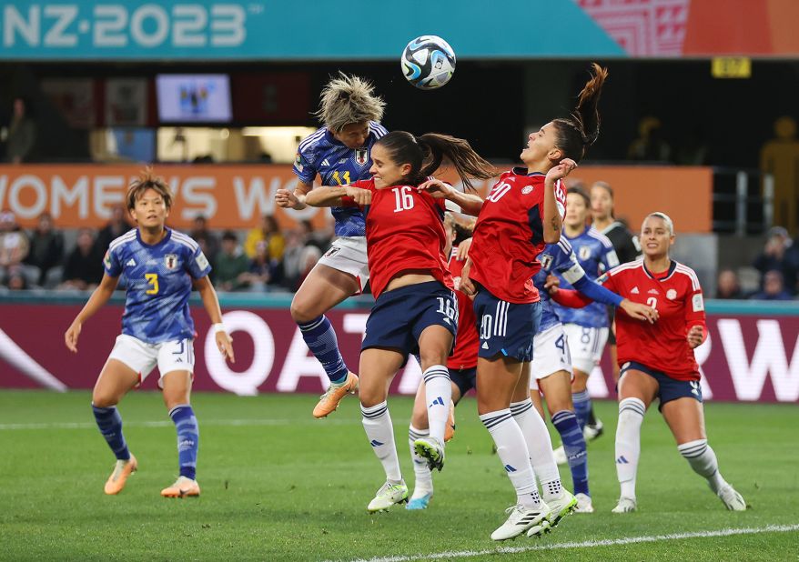 Mina Tanaka du Japon dirige le ballon vers le but du Costa Rica.
