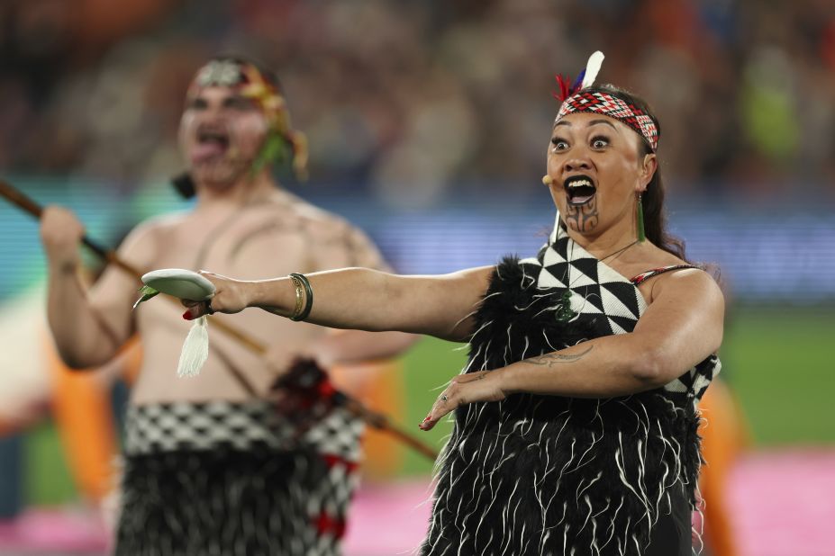 Des personnes en costume indigène se produisent lors d'une cérémonie de bienvenue organisée avant le match Norvège-Suisse.