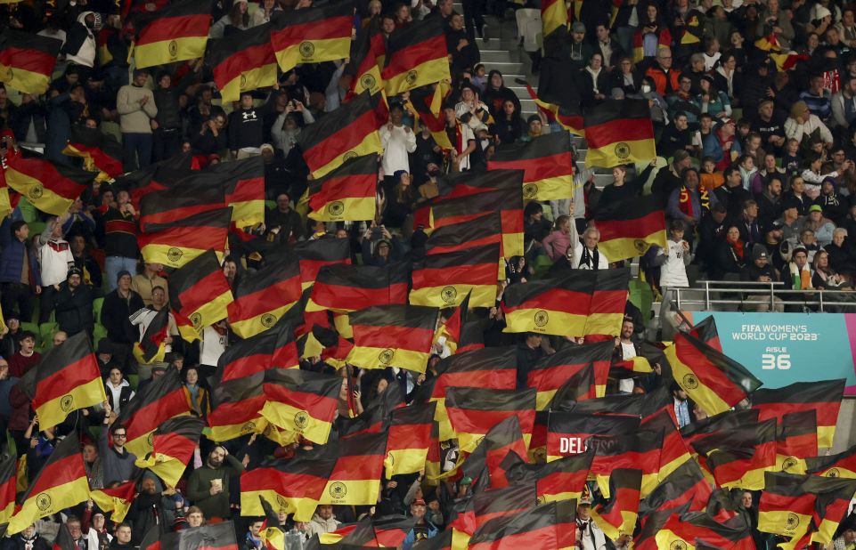 Les supporters allemands célèbrent le bon départ de leur équipe.