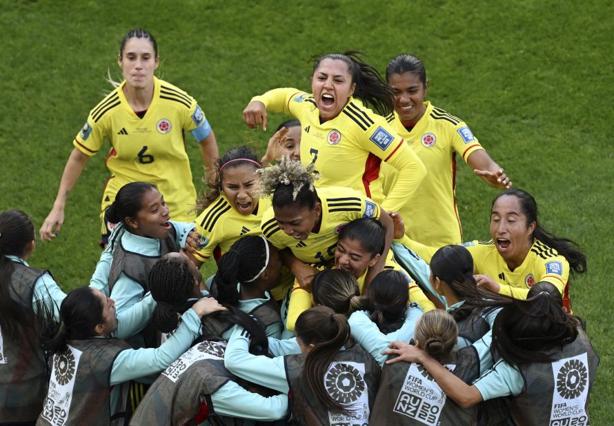 La Colombienne Catalina Usme célèbre avec ses coéquipières après avoir marqué le premier but de son équipe contre la Corée du Sud le 25 juillet. La Colombie a gagné 2-0.