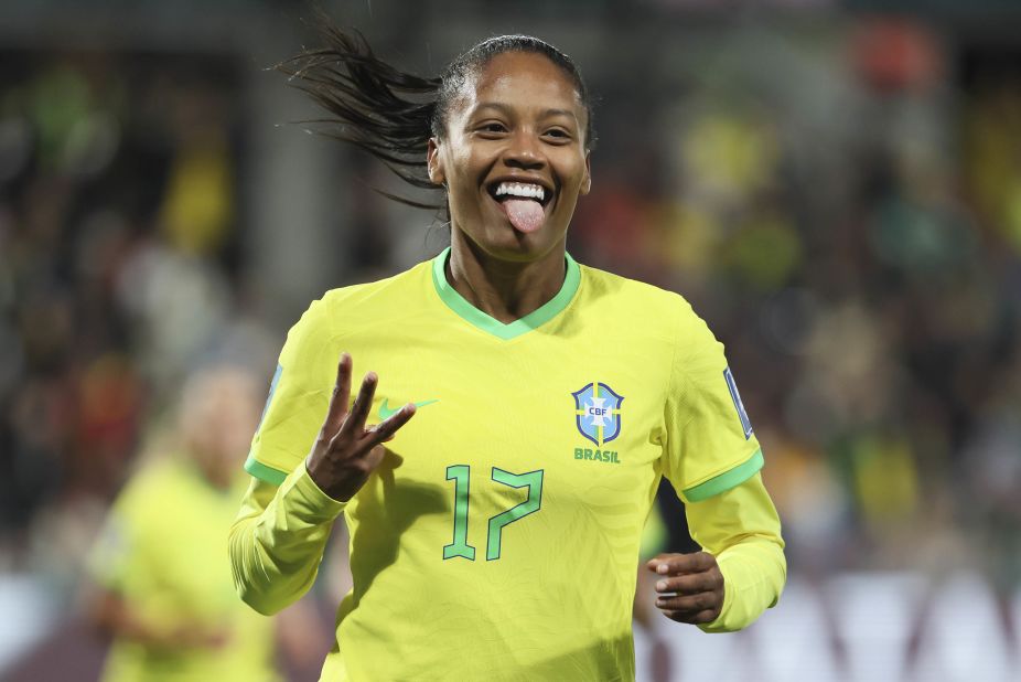 La Brésilienne Ary Borges célèbre son troisième but lors du match contre le Panama. Son triplé est le premier du tournoi.