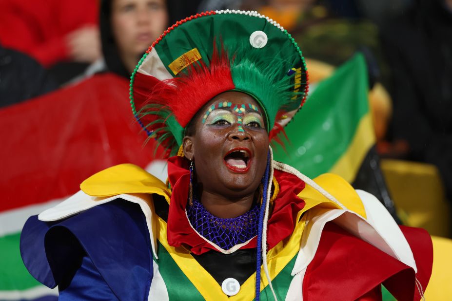 Un supporter de l'Afrique du Sud montre son soutien pendant le match.