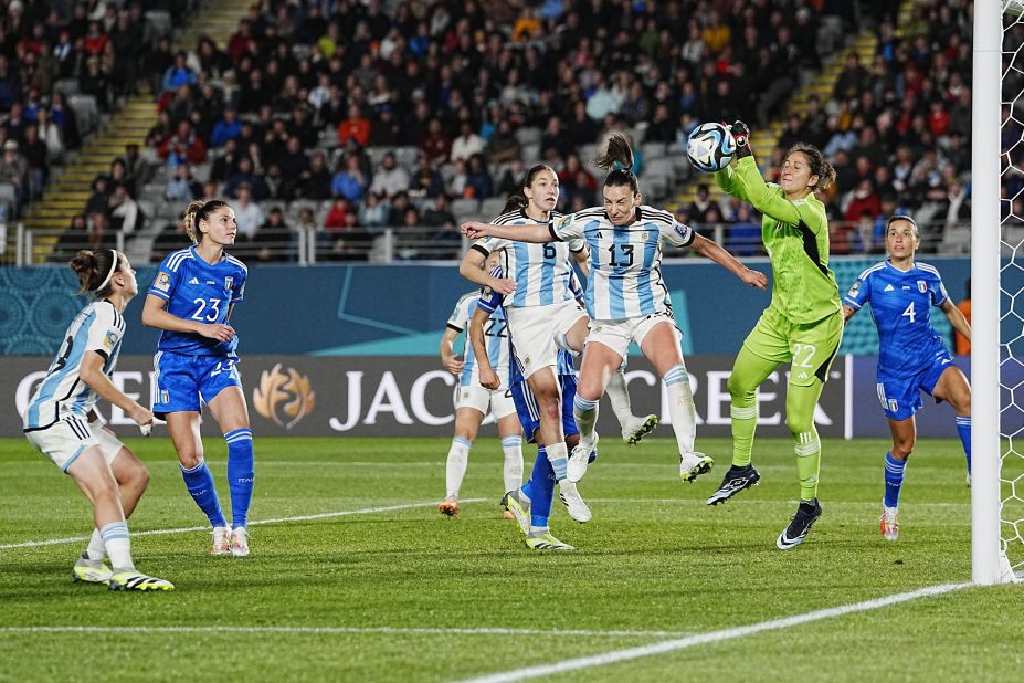 La gardienne de but italienne Francesca Durante fait un arrêt pendant le match contre l'Argentine.